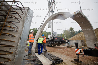 Gdansk. Ul. Ogrodowa. Montaz pierwszych elemntow wiaduktu...