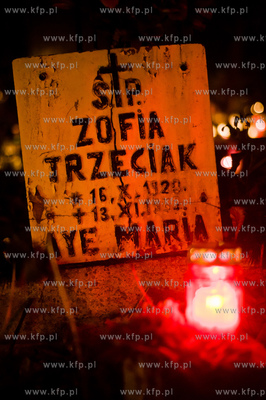 Gdansk. Cmentarz komunalny Sw. Franciszka. Swieto Zmarlych....