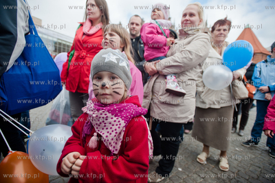 Gdansk. Targ Weglowy. Wielki Festyn Rodzinny, swietujacy...