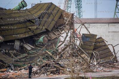 Gdansk. Tereny bylej Stoczni Gdansk. Wyburzenie hali...