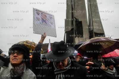 Gdansk. Plac Solidarnosci. Wiec dla obrony demokracji...