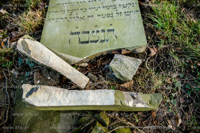 Gdansk. Zdewastowane przez nieznanych sprawcow plyty...