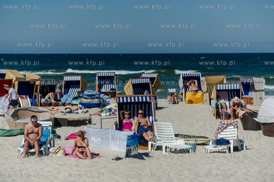 Jurata. Pelna turystow zatloczona plaza od strony otwartego...
