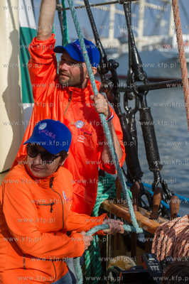 Gdynia. Basen Prezydenta. Uczestnicy Onko-Rejsu wyruszaja...