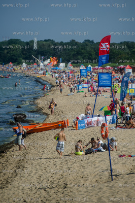 Gdańsk. Czerwona flaga na kąpielisku miejskim w Brzeźnie,...