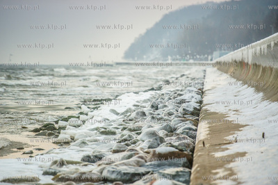 Gdynia. Zimowa, mroźna pogoda na Bulwarze Nadmorskim...