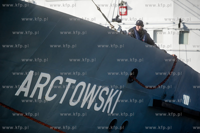 Port Wojenny w Gdyni Oksywiu. ORP Arctowski z grupą...