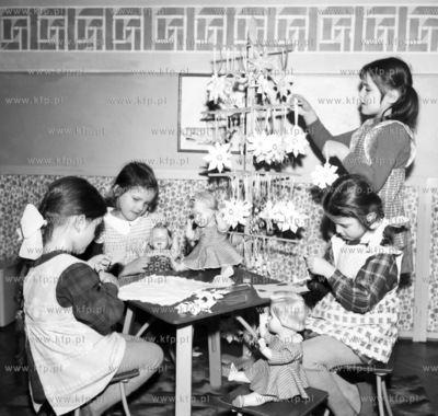 Zabawa dzieci w przedszkolu. 1964 0004434z Fot. Zbigniew...