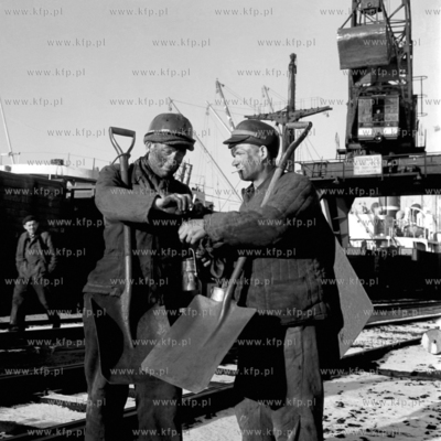 Przerwa na papierosa przy przeładunku węgla w gdańskim...