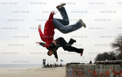 Uprawiajacy Le Parkour (swobodne bieganie)  mlodzi...