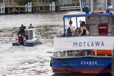 Wodny patrol policji i Strazy Miejskiej w Gdansku w...