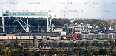 Panorama Gdyni. Nz. Stocznia Gdynia z wielka suwnica02.11.2006Fot....