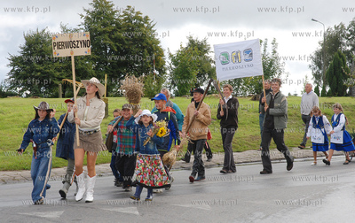 Kosakowo. Dozynki gminne. Przemarsz dozynkowego korowodu...