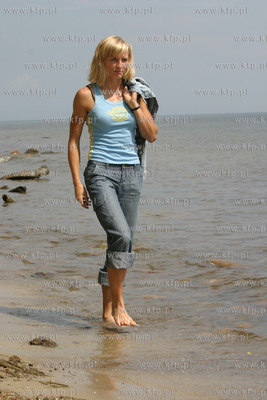 Tyczkarka Anna Rogowska na plazy w Gdyni Orlowie.
22.07.2004
Fot....