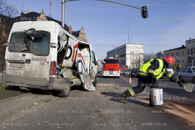 Gdansk, Hucisko. Samochod dostawczy nie ustapil pierwszenstwa...