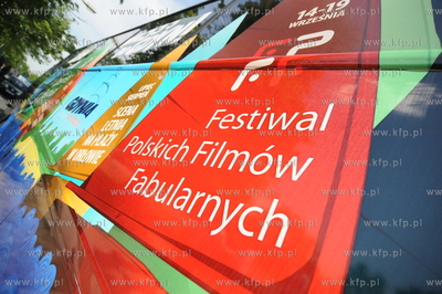 Gdynia reklamuje sie w Warszawie. Nz. kolorowy autobus...