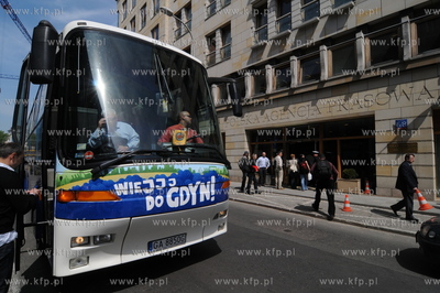 Gdynia reklamuje sie w Warszawie. Nz. kolorowy autobus...