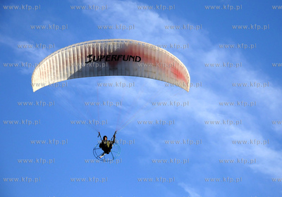 Gdynia. Paralotniarz - fotoreporter latajacy na nad...