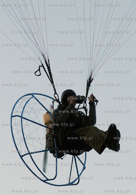 Gdynia. Paralotniarz - fotoreporter latajacy na nad...