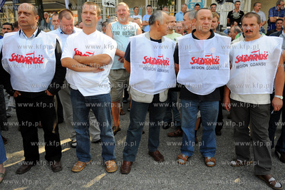 Gdynia. Pikieta pod brama do Stoczni Gdynskiej nawolujaca...