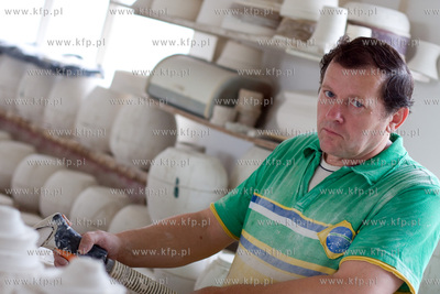 Chmielno. Zaklad Ceramiczny Genius. Nz. pan Janusz...