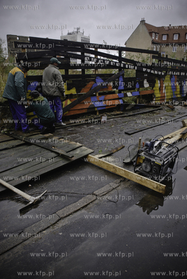 Przewalone ploty i wyrwane z korzeniami drzewa to skutek...