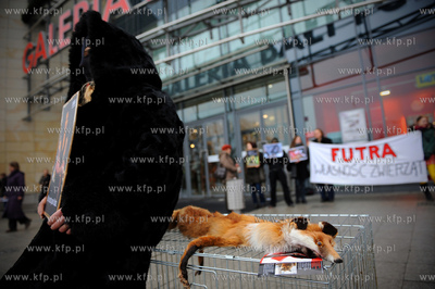 Gdansk. Wejscie do CH Galeria Baltycka. Manifestacja...