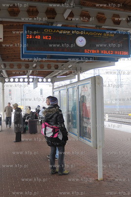 Dworzec  kolejowy Gdynia Glowna. Wyswietlacz informujacy...