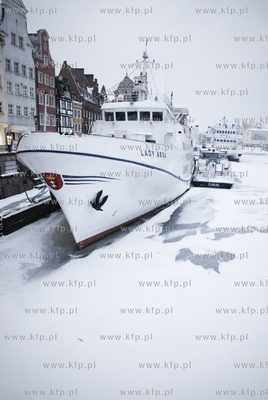 Ponad przecietne opady sniegu w Gdansku. Nz. statek...