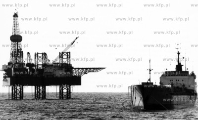 Morska platforma wiertnicza Petrobaltic rozpoczela...