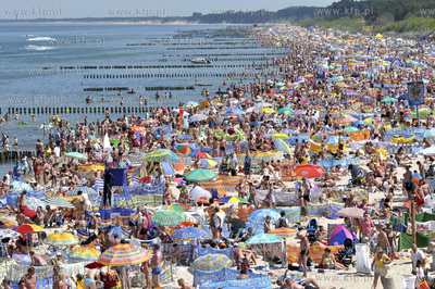 Tlum plazowiczow w samo poludnie na plazy w Mielnie.
04.07.2010
Fot....