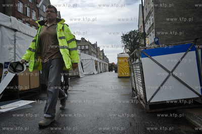 Montarz namiotow na ulicy Szerokiej dla rzemieslnikow...