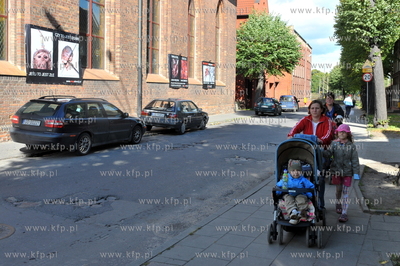 Gdansk Orunia. Antyaborcyjna wystawa na scianach kosciola...