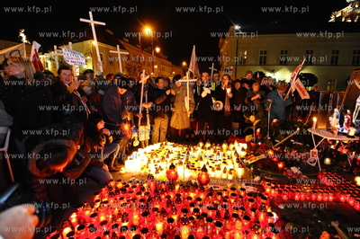 Warszawa. Pol roku po katastrofie w Smolensku pod Palacem...
