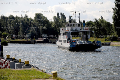 Gdansk. Prom kursujacy miedzy Nowym Porcie a Wisloujsciem....