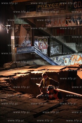 Ulewa podmyla chodnik przed dworcem skm na Zabiance,...