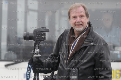 Gdynia. Fotoreporter Chris Niedenthal fotografuje Dworzec...