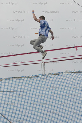 25 metrow nad pokladem Daru Mlodziezy zacumowanym przy...