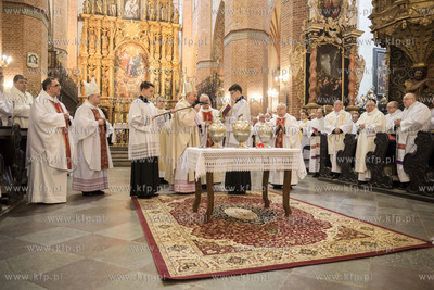 Pelplin. Msza Swieta Krzyzma w Wielki Czwartek w Bazylice...