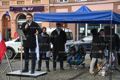 Około setki przeciwników szczepień i obostrzeń...