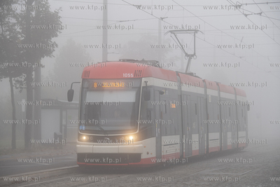 Poranna mgła na Stogach. Tramwaj. 27.10.2024 fot....