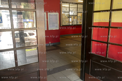 Kasy biletowe i poczekalnia na dworcu PKP w Pruszczu...