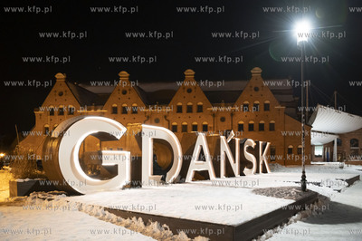 Zima w Gdańsku nocą. Ołowianka. 14.02.2021 Fot....