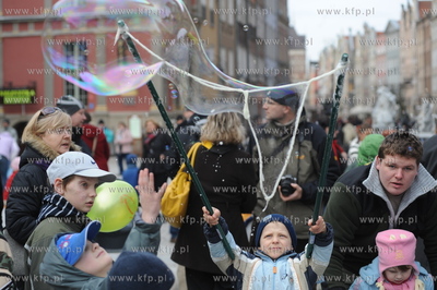 Festiwal baniek mydlanych w Gdansku na Dlugim Targu....