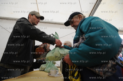 Gdansk, Targ Weglowy. Sniadanie wielkanocne dla ubogich...