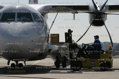 Port lotniczy w Gdansku Rebiechowie. Przed terminalem...