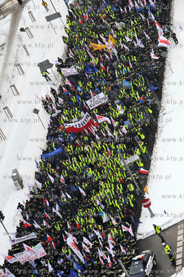 Pikieta sluzb mundurowych w Gdansku, przeciwko projektowi...