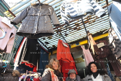 Gdansk. Targowisko miejskie na ul. 3 Maja. NZ. stoiska...