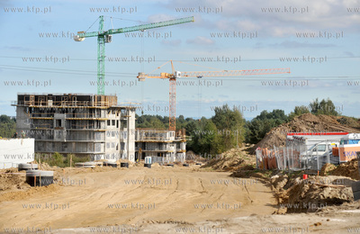 Budowa nowych domow na osiedlu Wiszace Ogrody obok...