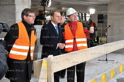 Konferencja prasowa premiera Donalda Tuska na stadionie...